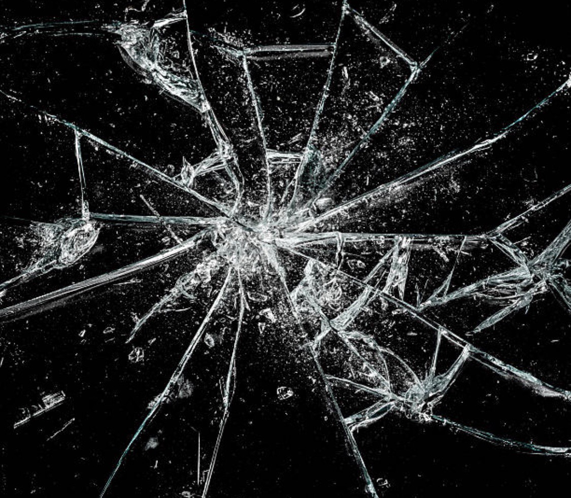 Разбила стеклянный. Разбитое стекло. Треснувшее стекло. Эффект разбитого стекла. Трещина стрелы.